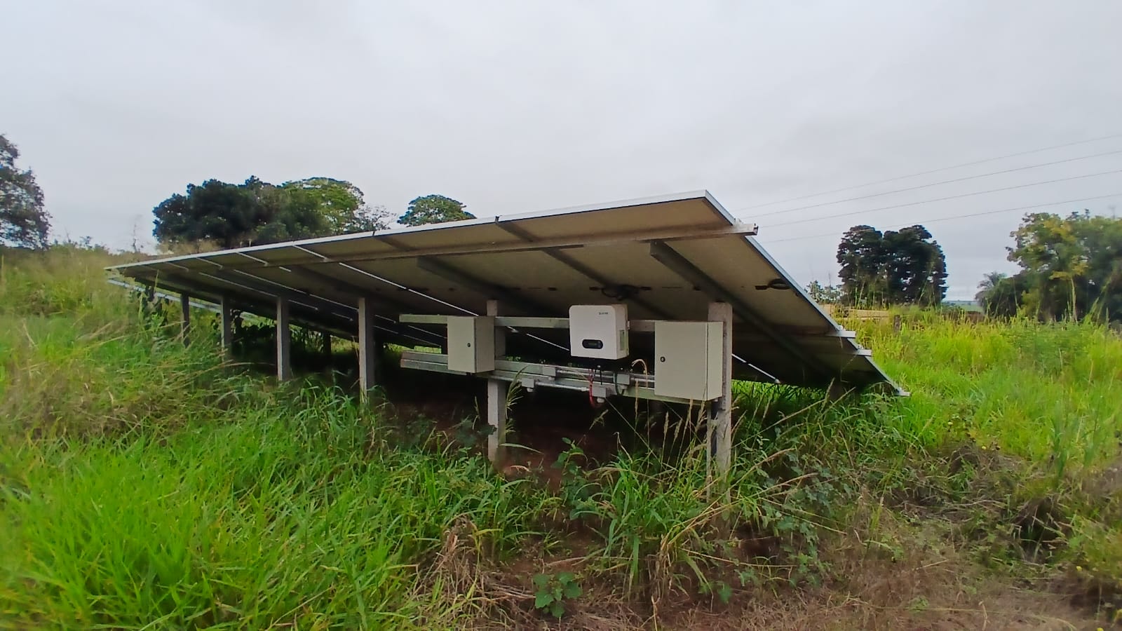 Estrutura de energia solar com inversor em &aacute;rea rural