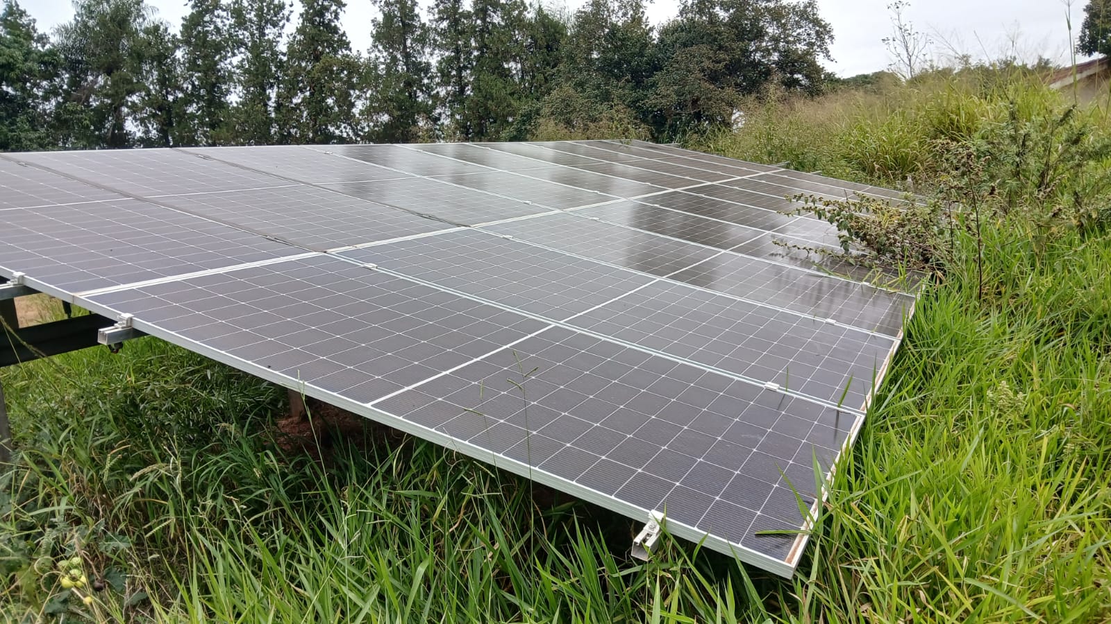 Pain&eacute;is solares instalados no campo